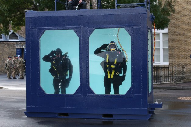 bn-qg242_101316_m_20161013155652