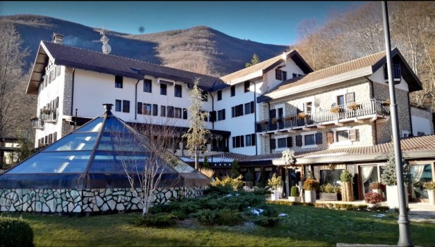 Italy, Farindola / Pescara: Snow avalanche after a strong earthquake. Many dead after hotel Rigopiano buried by avalanche. Two survivors have been rescued , 20-30 people still missing